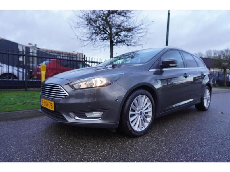 Grijs Gebruikt 2015 Ford Focus Titanium Stationwagen | € 5.445 (Goede deal) - Afbeelding 1/4