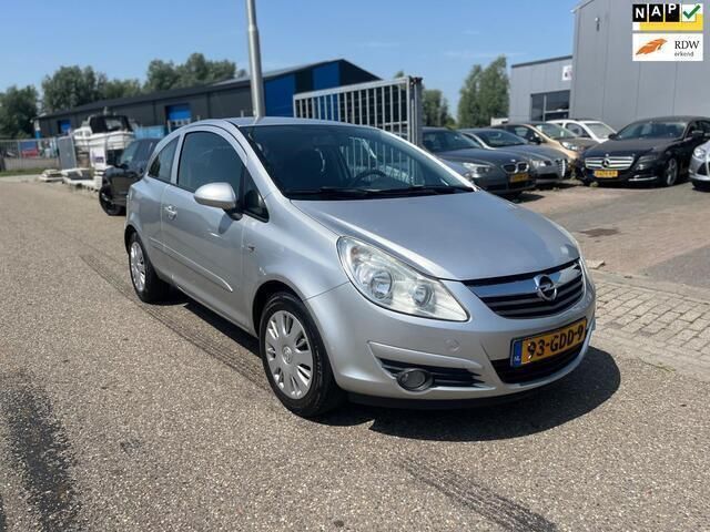 Grijs Gebruikt 2008 Opel Corsa Enjoy Hatchback | € 1.499 (Goede deal) - Afbeelding 1/4
