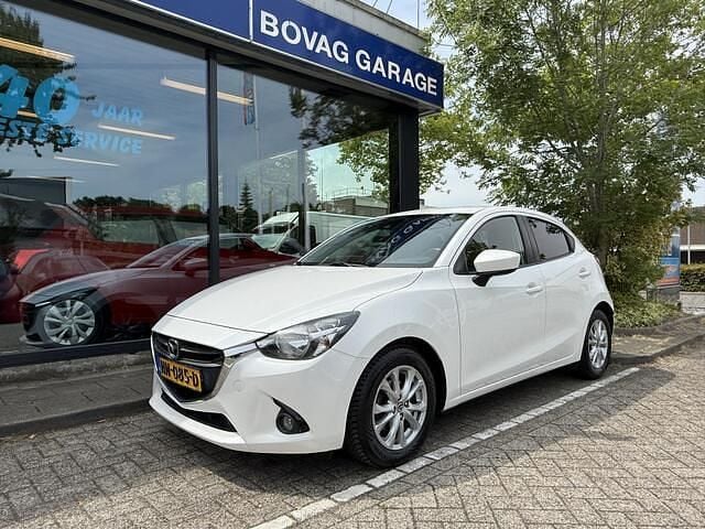 Wit Gebruikt 2015 Mazda 2 Hatchback | € 9.995 (Goede deal) - Afbeelding 1/4