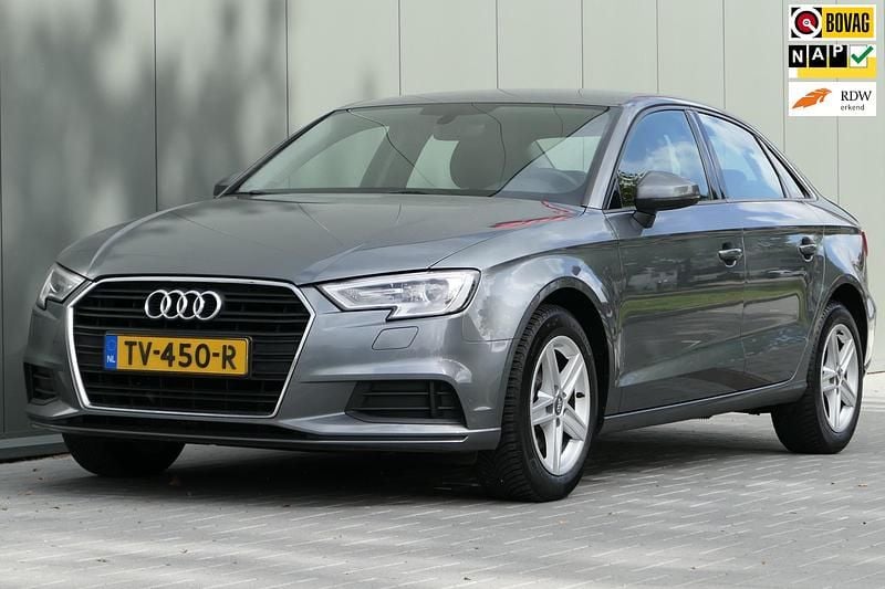Grijs, metallic lak Gebruikt 2018 Audi A3 Proline Sedan | € 9.940 (Goede deal) - Afbeelding 1/4