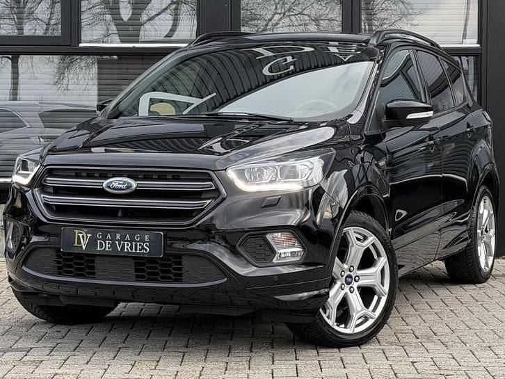 Zwart (metallic) Gebruikt 2017 Ford Kuga ST-Line SUV | € 14.900 (Eerlijke prijs) - Afbeelding 1/4