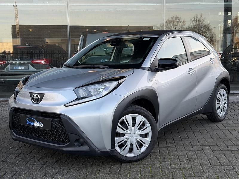 Zilver Occasion 2022 Toyota Aygo X Play SUV | € 16.949 (Super prijs) - Afbeelding 1/4
