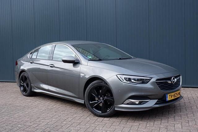 Grijs Gebruikt 2018 Opel Insignia Innovation Hatchback | € 17.950 (Eerlijke prijs) - Afbeelding 1/3