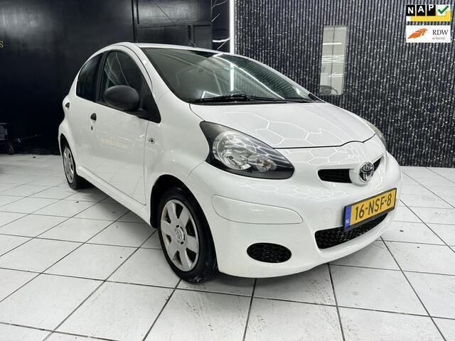 Wit Gebruikt 2010 Toyota Aygo Hatchback | € 3.100 (Eerlijke prijs) - Afbeelding 1/4