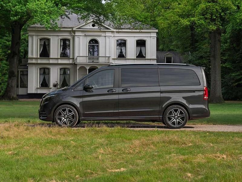 Grijs Gebruikt 2023 Mercedes V250 MPV | € 68.500 - Afbeelding 1/4