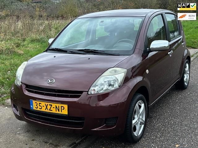 Rood Gebruikt 2007 Daihatsu Sirion Hatchback | € 2.249 (Eerlijke prijs) - Afbeelding 1/4
