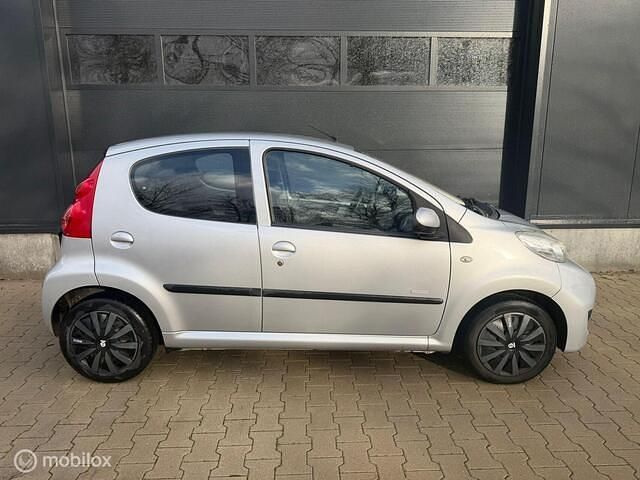 Occasion Peugeot 107 68 PK (50 kW) 2011 Grijs Hatchback