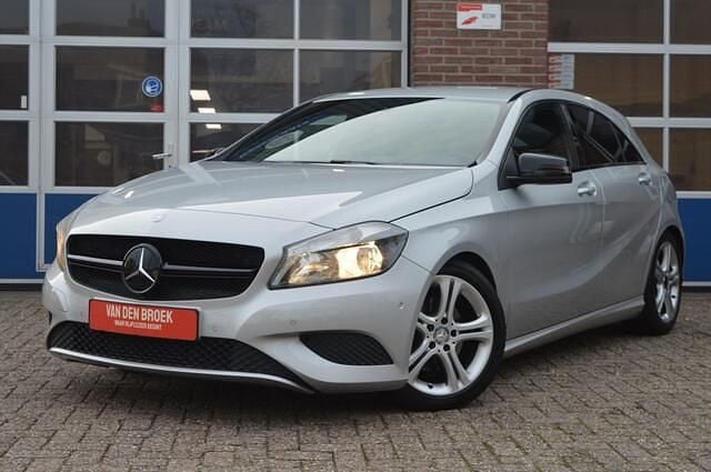 Grijs (metallic) Gebruikt 2013 Mercedes A180 Ambition Hatchback | € 7.999 (Goede deal) - Afbeelding 1/4