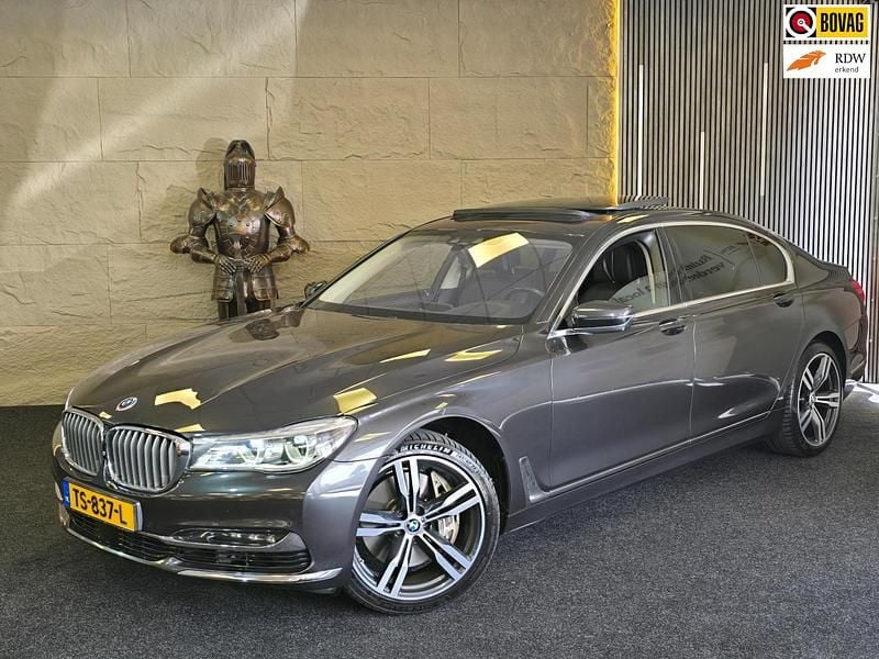 Grijs Gebruikt 2016 BMW 750L Executive Sedan | € 36.999 - Afbeelding 1/4
