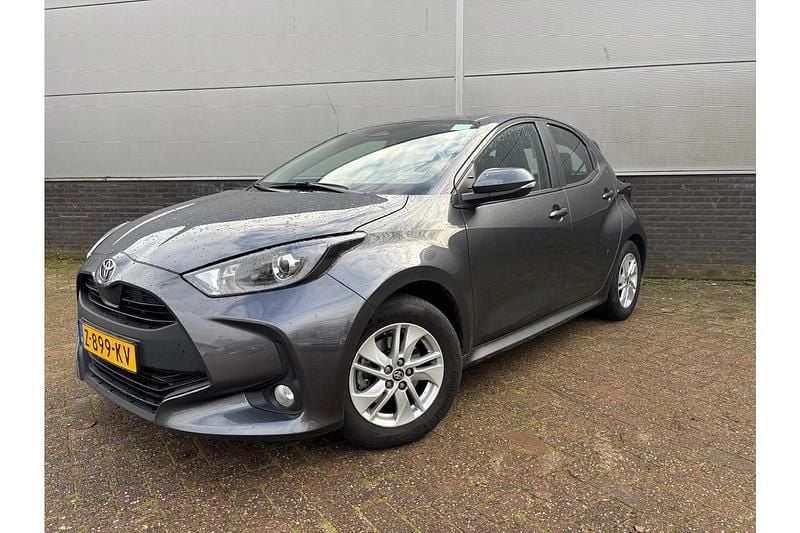 Grijs Gebruikt 2024 Toyota Yaris Hybrid Active Hatchback | € 23.480 (Eerlijke prijs) - Afbeelding 1/1