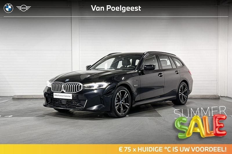 Saphirschwarz metallic (zwart metallic) Gebruikt 2023 BMW 330e M Sport Stationwagen | € 42.900 (Eerlijke prijs) - Afbeelding 1/4