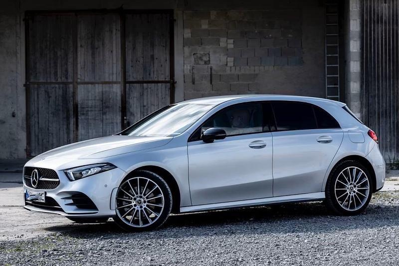 Grijs (metallic) Gebruikt 2022 Mercedes A250 AMG Hatchback | € 33.900 (Iets duurder) - Afbeelding 1/4