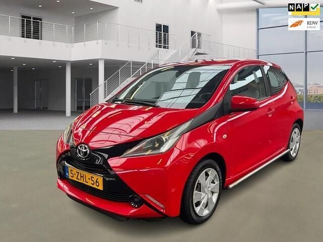 Occasion Toyota Aygo X-play 69 PK (50 kW) 2015 Rood Hatchback