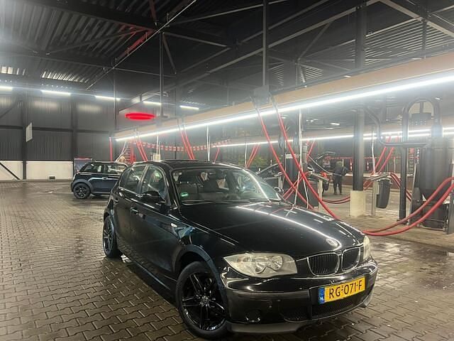 Zwart Occasion 2004 BMW 116 Hatchback | € 1.699 (Eerlijke prijs) - Afbeelding 1/4