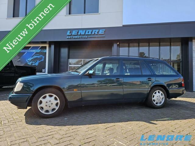 Groen Gebruikt 1995 Mercedes 220 Stationwagen | € 9.500 - Afbeelding 1/4