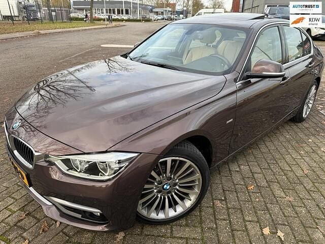 Bruin (metallic) Gebruikt 2019 BMW 320 Luxury Line Sedan | € 22.340 (Super prijs) - Afbeelding 1/4