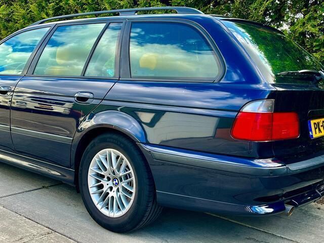 Blauw Gebruikt 2000 BMW 523 Executive Stationwagen | € 7.500 (Eerlijke prijs) - Afbeelding 1/4