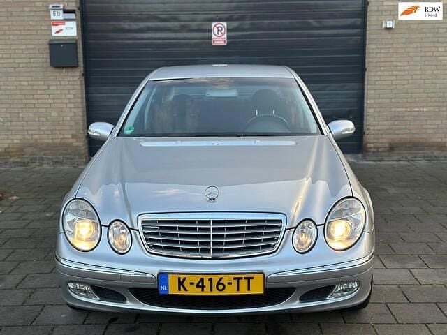 Grijs (metallic) Gebruikt 2002 Mercedes E320 Avantgarde Sedan | € 6.950 (Super prijs) - Afbeelding 1/4
