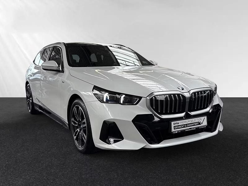 Wit Gebruikt 2024 BMW 520 M Sport Stationwagen | € 65.900 - Afbeelding 1/4