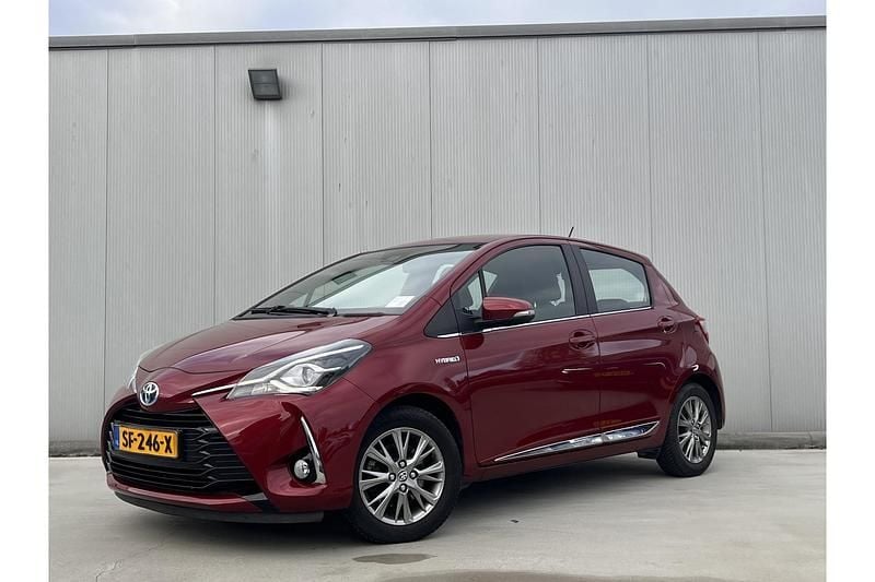 Rood Gebruikt 2018 Toyota Yaris Hybrid Executive Hatchback | € 16.999 (Goede deal) - Afbeelding 1/1