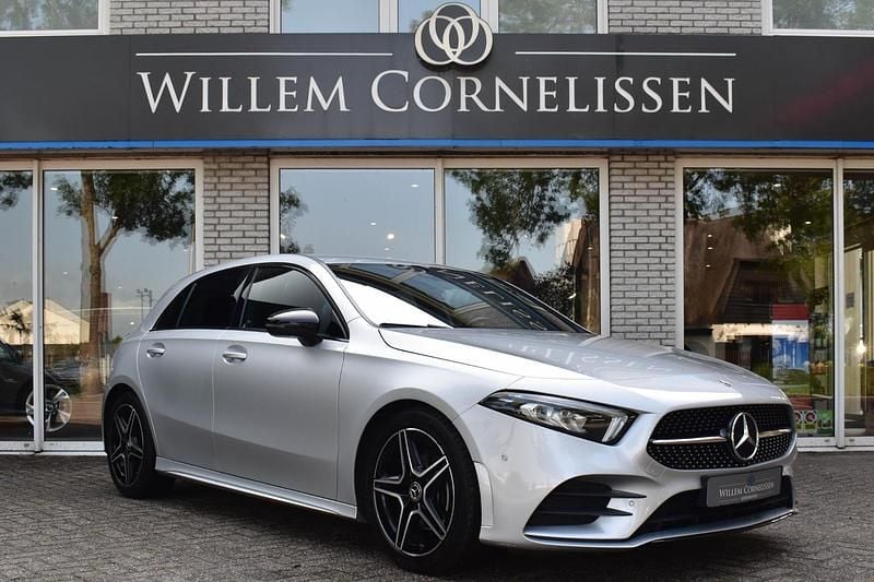 Grijs Gebruikt 2021 Mercedes A180 Business Hatchback | € 27.950 (Eerlijke prijs) - Afbeelding 1/4