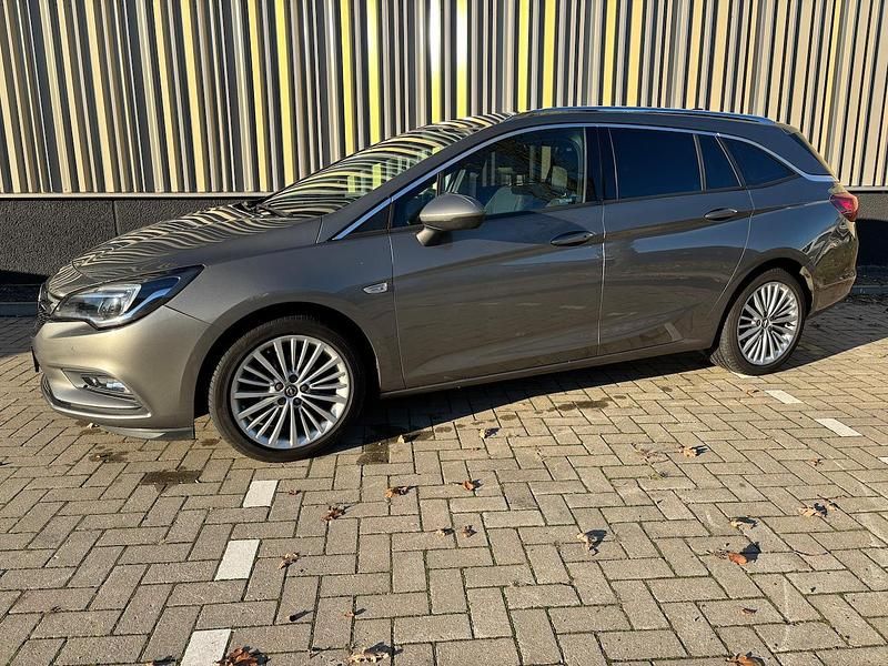 Bruin (metallic) Gebruikt 2016 Opel Astra Innovation Stationwagen | € 8.999 (Goede deal) - Afbeelding 1/4