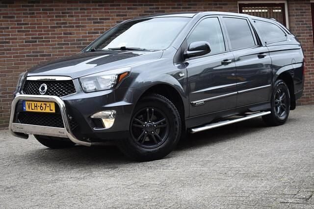 Grijs Gebruikt 2015 Ssangyong (KGM) Actyon Crystal Van | € 10.949 - Afbeelding 1/4