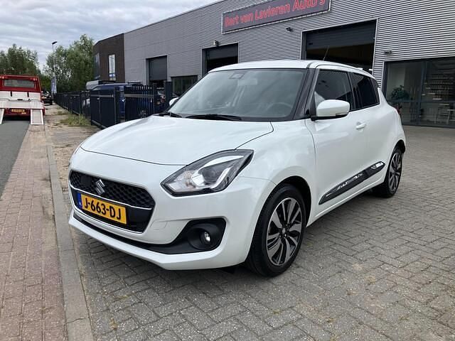 Wit Gebruikt 2020 Suzuki Swift Hatchback | € 15.750 (Eerlijke prijs) - Afbeelding 1/4