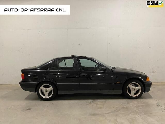 Zwart Gebruikt 1995 BMW 318 M Sport Sedan | € 2.222 - Afbeelding 1/4