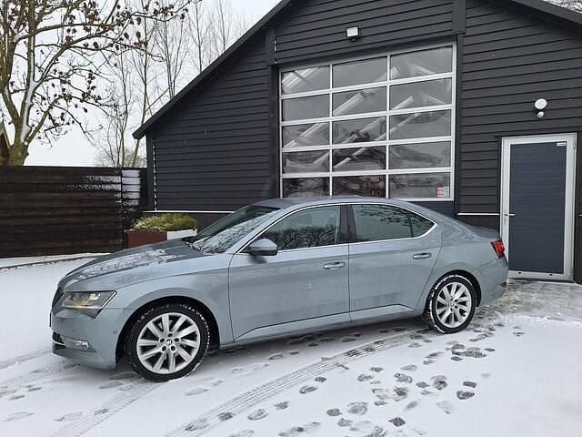 Grijs (metallic) Occasion 2016 Skoda Superb Business Line Hatchback | € 12.900 (Eerlijke prijs) - Afbeelding 1/4