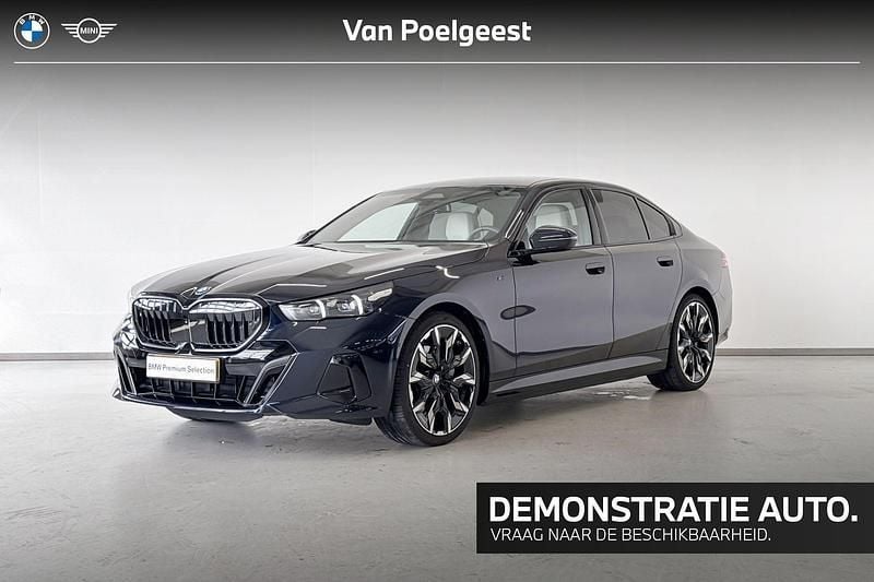 M carbonschwarz metallic (zwart metallic) Gebruikt 2025 BMW i5 M Sport Sedan | € 85.206 - Afbeelding 1/4