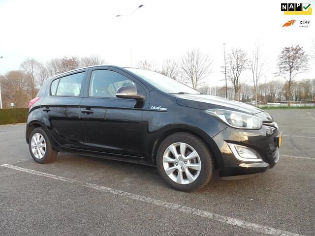 Zwart Occasion 2015 Hyundai i20 Hatchback | € 5.250 (Eerlijke prijs) - Afbeelding 1/4