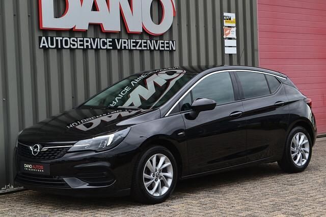 Zwart Gebruikt 2021 Opel Astra Business Edition Hatchback | € 15.950 (Eerlijke prijs) - Afbeelding 1/4