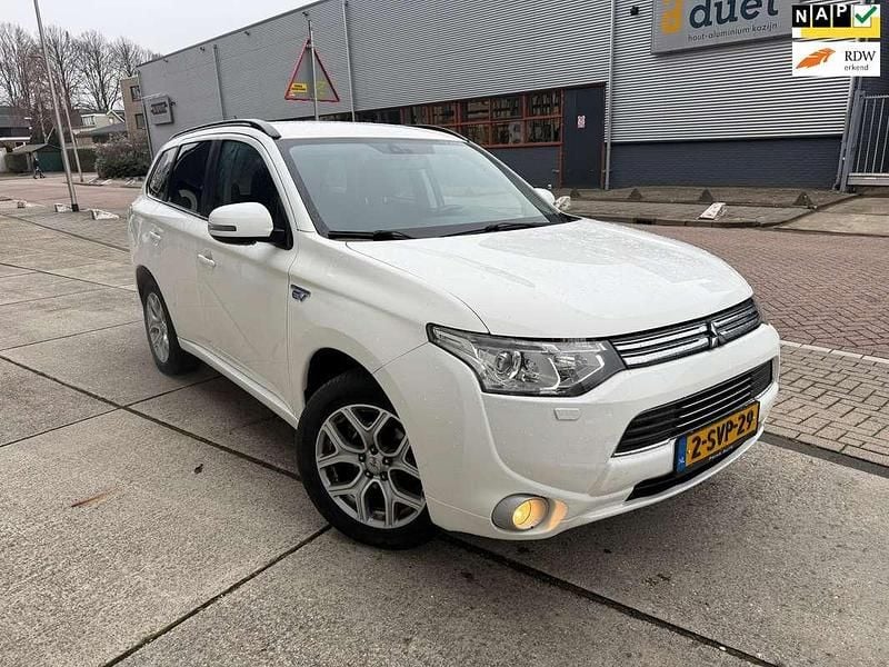 Wit Occasion 2013 Mitsubishi Outlander P-HEV Instyle SUV | € 8.250 (Goede deal) - Afbeelding 1/4