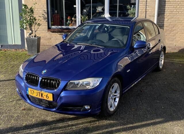 Blauw Gebruikt 2009 BMW 320 Sedan | € 6.950 (Iets duurder) - Afbeelding 1/4