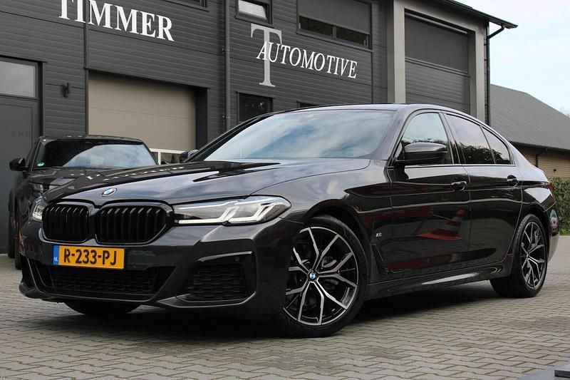 Grijs Gebruikt 2022 BMW 520 M Sport Sedan | € 41.950 (Iets duurder) - Afbeelding 1/4
