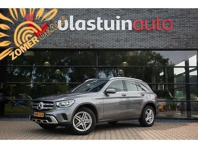 Grijs Gebruikt 2020 Mercedes GLC300e Premium SUV | € 33.950 (Eerlijke prijs) - Afbeelding 1/4
