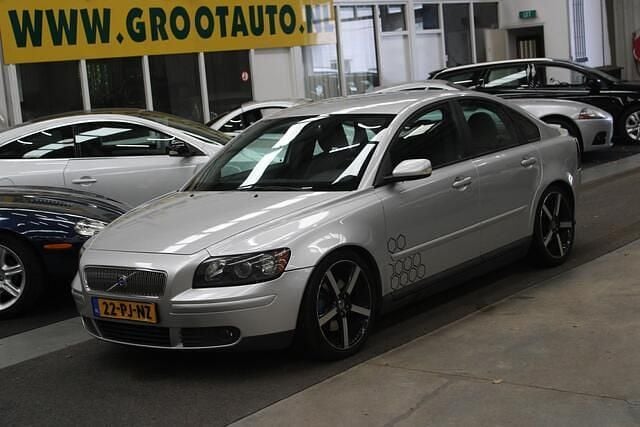 Grijs Occasion 2004 Volvo S40 Sedan | € 2.744 (Eerlijke prijs) - Afbeelding 1/4