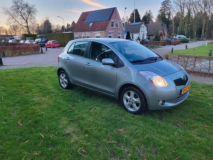 Occasion Toyota Yaris Luna 87 PK (63 kW) 2007 Grijs Hatchback
