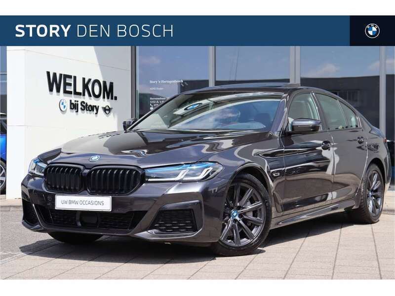 Grijs, metallic lak Gebruikt 2022 BMW 530 Executive Sedan | € 43.950 (Duur) - Afbeelding 1/4