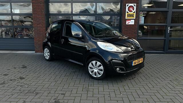 Zwart Gebruikt 2012 Peugeot 107 Active Hatchback | € 4.250 (Eerlijke prijs) - Afbeelding 1/4