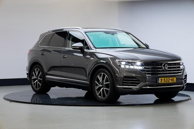 Grijs Gebruikt 2022 VW Touareg SUV | € 60.945 (Eerlijke prijs) - Afbeelding 1/4