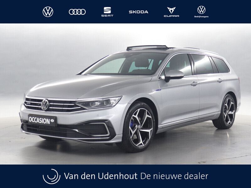 Grijs, metallic lak Gebruikt 2023 VW Passat Business Stationwagen | € 44.990 (Duur) - Afbeelding 1/4