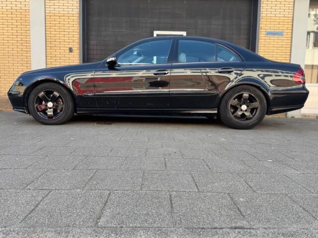 Zwart Gebruikt 2006 Mercedes E280 Avantgarde Sedan | € 3.750 (Eerlijke prijs) - Afbeelding 1/4