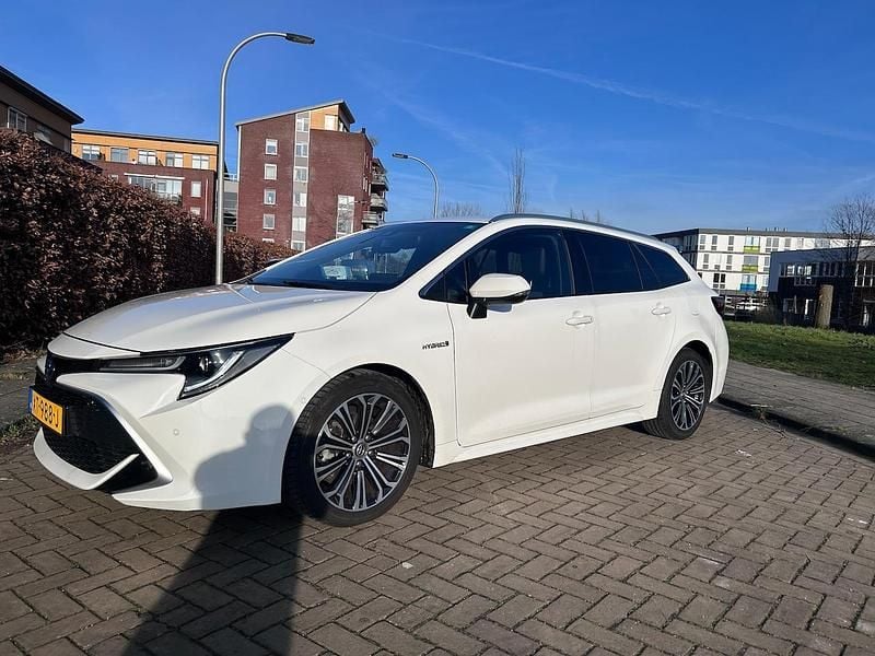 Wit Occasion 2019 Toyota Corolla Executive Stationwagen | € 19.000 (Goede deal) - Afbeelding 1/4
