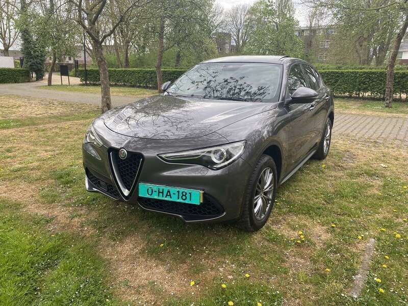 Grijs Gebruikt 2018 Alfa Romeo Stelvio SUV | € 23.950 - Afbeelding 1/4