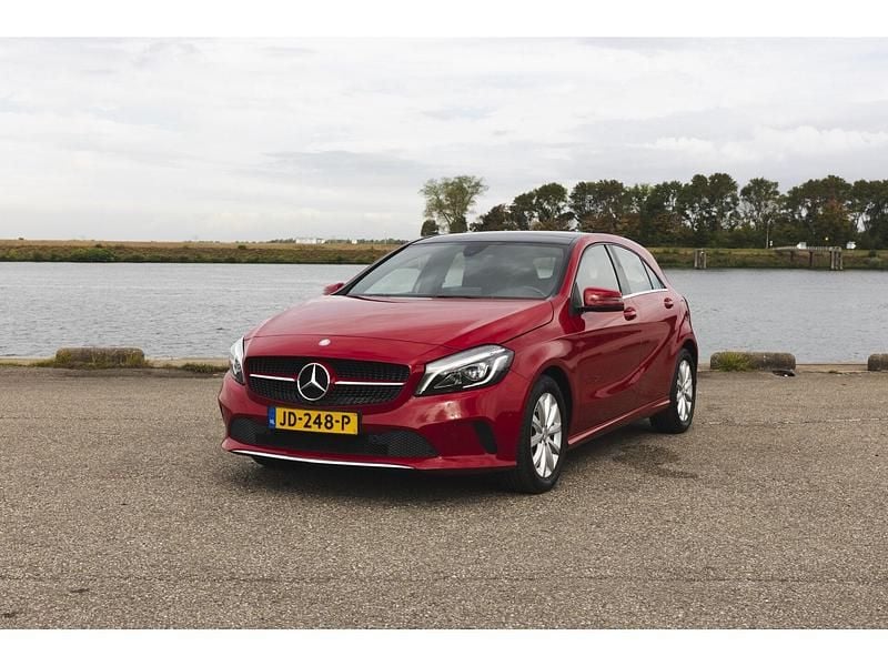 Rood Gebruikt 2016 Mercedes A160 Ambition Hatchback | € 13.650 (Eerlijke prijs) - Afbeelding 1/4