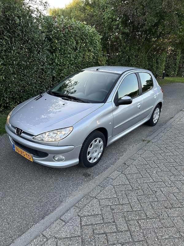 Grijs Gebruikt 2007 Peugeot 206 Forever Hatchback | € 1.795 (Eerlijke prijs) - Afbeelding 1/4