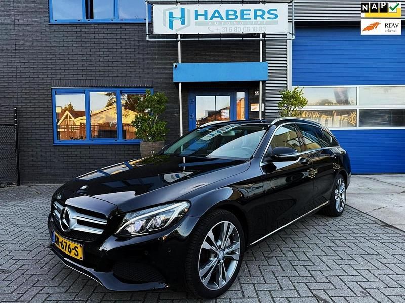 Zwart (metallic) Gebruikt 2016 Mercedes C350 Edition Stationwagen | € 16.945 (Goede deal) - Afbeelding 1/4