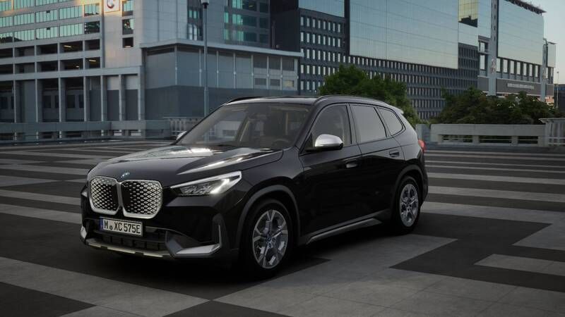 Zwart Nieuw 2025 BMW iX1 xLine SUV | € 58.032 (Eerlijke prijs) - Afbeelding 1/4